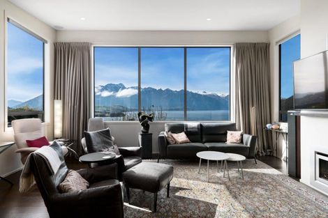 Photo of property in 9 Matakauri Place, Fernhill, Queenstown, 9300