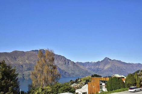 Photo of property in 129b Wynyard Crescent, Fernhill, Queenstown, 9300