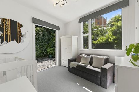 Photo of property in 10 Oriental Terrace, Mount Victoria, Wellington, 6011