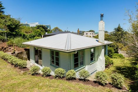Photo of property in 15 Mana View Road, Paremata, Porirua, 5026