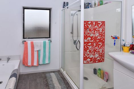 Photo of property in 8 Hadley Wood Drive, Wattle Downs, Auckland, 2103