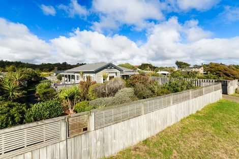 Photo of property in 32 Kent Avenue, Waitarere Beach, Levin, 5510