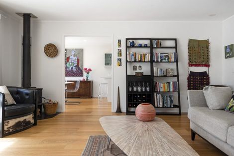 Photo of property in 2/13 Montgomery Avenue, Rothesay Bay, Auckland, 0630