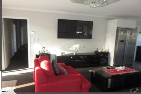 Photo of property in 32 Mervyn Kemp Drive, Tawa, Wellington, 5028