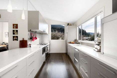 Photo of property in 9 Matakauri Place, Fernhill, Queenstown, 9300