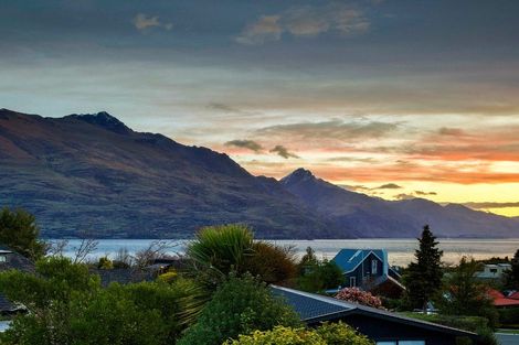 Photo of property in 5 Cedar Drive, Kelvin Heights, Queenstown, 9300