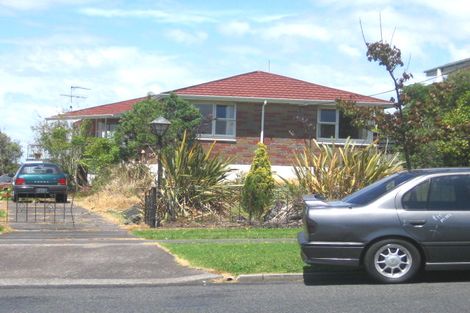 Photo of property in 50 Raleigh Road, Northcote, Auckland, 0627