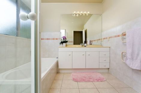 Photo of property in 8 Falstone Lane, Browns Bay, Auckland, 0630