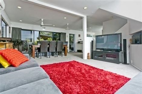 Photo of property in 2/182 Queen Street, Northcote Point, Auckland, 0627