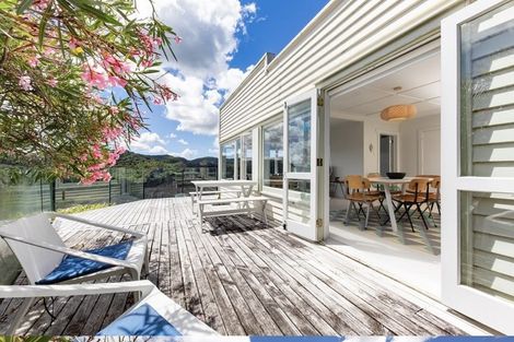 Photo of property in 42 Rayner Road, Piha, 0772