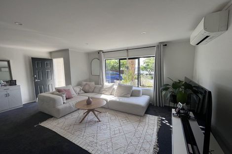 Photo of property in 20 Randwick Place, Randwick Park, Auckland, 2105