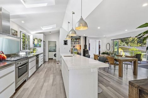 Photo of property in 15 Somerville Terrace, Tawa, Wellington, 5028