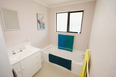 Photo of property in 1b Droylsden Place, Palmerston North, 4410
