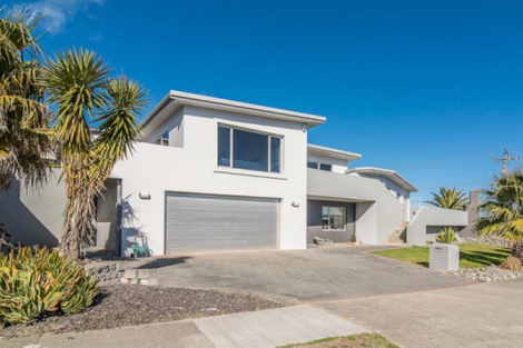 Photo of property in 2 Harry Shaw Way, Raumati South, Paraparaumu, 5032
