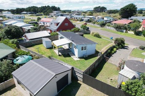 Photo of property in 4 Taonui Street, Waitarere Beach, Levin, 5510