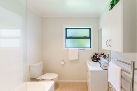 Photo of property in 290 Te Moana Road, Waikanae, 5036