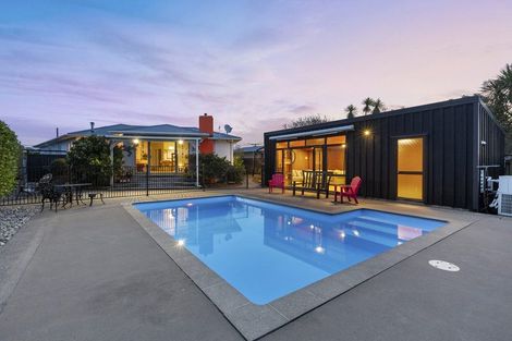 Photo of property in 8 Blenheim Place, Vogeltown, New Plymouth, 4310