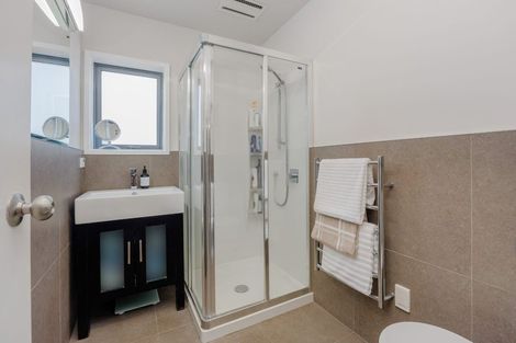 Photo of property in 1/66 Browns Bay Road, Rothesay Bay, Auckland, 0630