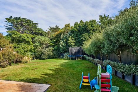 Photo of property in 28 Saunders Close, Whitby, Porirua, 5024