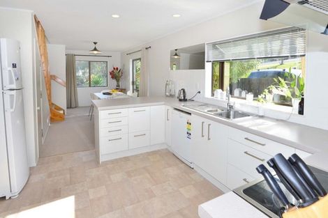 Photo of property in 11 Thalia Place, Totara Vale, Auckland, 0629