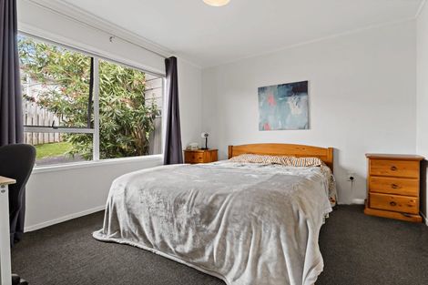 Photo of property in 2/247 Wairau Road, Totara Vale, Auckland, 0627