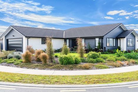 Photo of property in 98 Kaurinui Crescent, One Tree Point, 0118