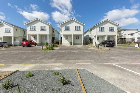 Photo of property in 7/6 John Jennings Drive, Oteha, Auckland, 0632