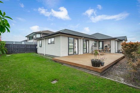 Photo of property in 16 Sir Lincoln Drive, Kumeu, 0810