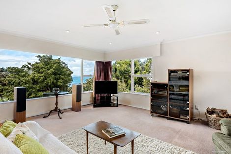 Photo of property in 35 Montgomery Avenue, Rothesay Bay, Auckland, 0630