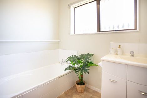 Photo of property in 4 Edgecombe Court, Roslyn, Palmerston North, 4414