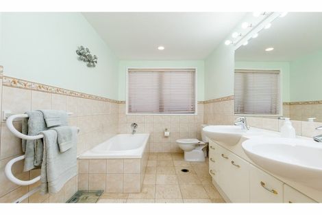 Photo of property in 16 San Lorenzo Rise, Henderson, Auckland, 0612