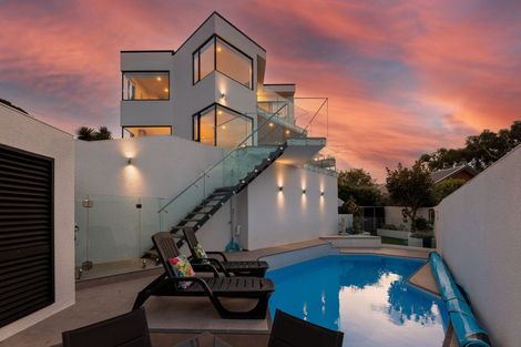 Photo of property in 2/60 Moncks Spur Road, Redcliffs, Christchurch, 8081