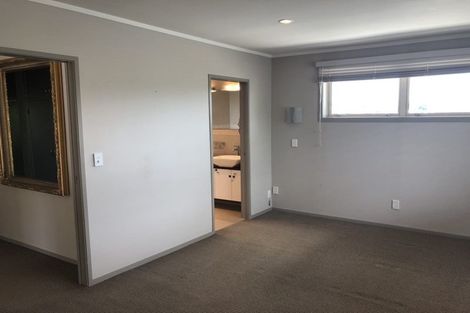 Photo of property in 8 Garmons Way, Castor Bay, Auckland, 0620