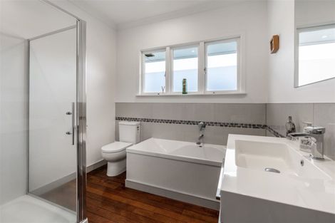 Photo of property in 18 Wairoa Road, Narrow Neck, Auckland, 0624