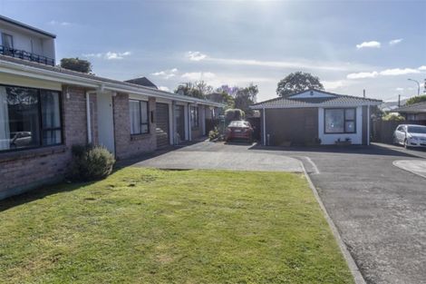 Photo of property in 2/4 Stewart Drive, Newlands, Wellington, 6037