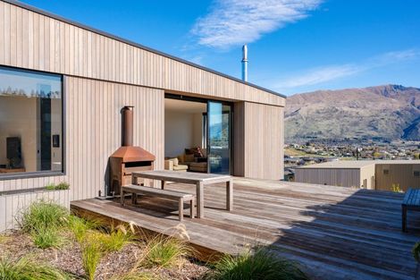 Photo of property in 6 Akitu Rise, Wanaka, 9305