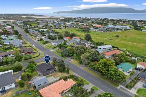 Photo of property in 62 Queens Road, Waikanae Beach, Waikanae, 5036