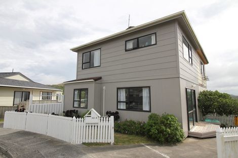 Photo of property in 43a Sunhaven Drive, Newlands, Wellington, 6037