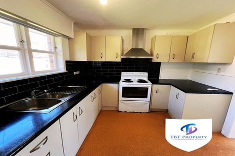 Photo of property in 2/16 Blacklock Avenue, Henderson, Auckland, 0612
