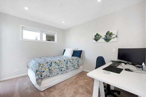 Photo of property in 27 Cromwell Point, Newlands, Wellington, 6037