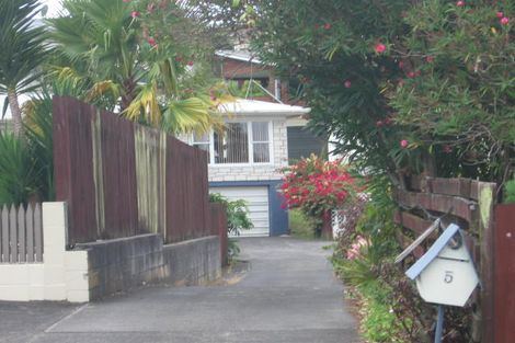 Photo of property in 1/5 Sunhaven Avenue, Glenfield, Auckland, 0629