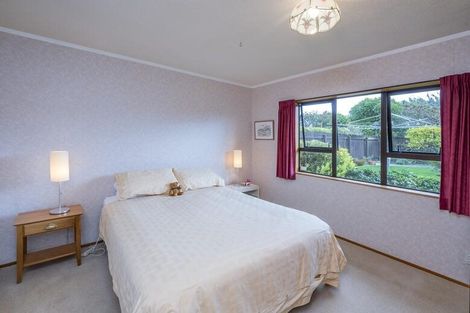 Photo of property in 8 Runanga Grove, Waikanae, 5036