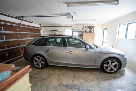 Photo of property in 40 Dress Circle, Newlands, Wellington, 6037