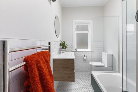 Photo of property in 11 Creswick Terrace, Northland, Wellington, 6012