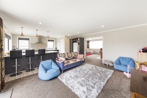 Photo of property in 4 Cyprus Place, Fitzherbert, Palmerston North, 4410