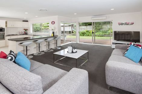 Photo of property in 27 Corta Bella Place, Golflands, Auckland, 2013