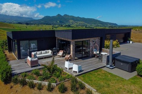 Photo of property in Tapuae, 26 Washer Road, Omata, New Plymouth, 4374