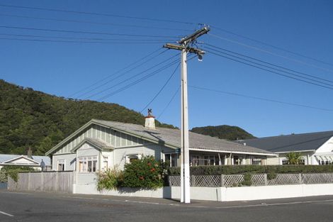 Photo of property in 115 Marine Parade, Eastbourne, Lower Hutt, 5013
