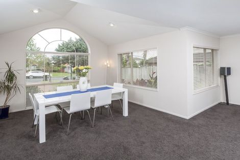 Photo of property in 27 Corta Bella Place, Golflands, Auckland, 2013