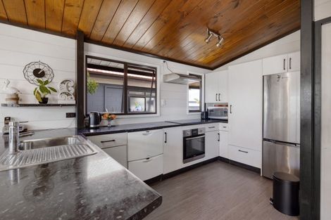 Photo of property in 32 Karewa Parade, Papamoa Beach, Papamoa, 3118